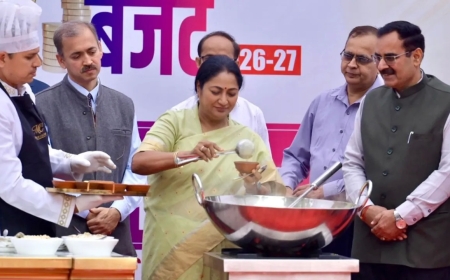 दिल्ली विधानसभा बजट सत्र से पहले ‘खीर’ समारोह: रेखा गुप्ता ने छात्रों को अपने हाथों से खिलाया मीठा