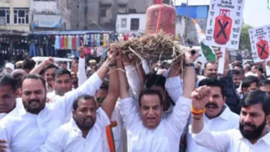 गैस संकट को लेकर कांग्रेस का प्रदर्शन, BJP मुख्यालय का किया घेराव
