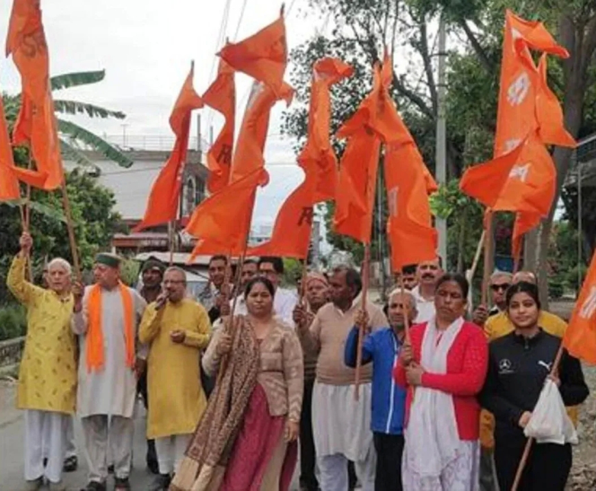 “सनातनी नववर्ष पर हनुमत धाम में आस्था का सैलाब: निकली भव्य ध्वज यात्रा”