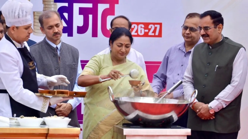 दिल्ली विधानसभा बजट सत्र से पहले ‘खीर’ समारोह: रेखा गुप्ता ने छात्रों को अपने हाथों से खिलाया मीठा