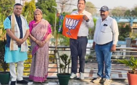 पुष्कर सिंह धामी की माताजी ने आवास पर फहराया भाजपा का झंडा—स्थापना दिवस पर खास उत्साह