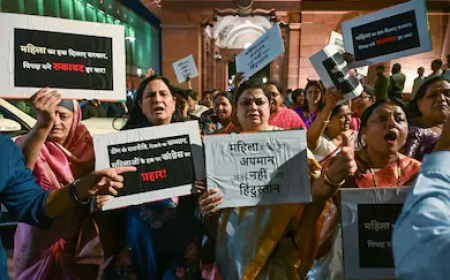 सियासी टकराव तेज—महिला सांसदों का राहुल गांधी के आवास तक मार्च, पुतला दहन