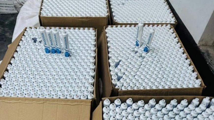 दिल्ली में नकली टूथपेस्ट का बड़ा खेल: सेंसोडाइन के नाम पर चल रहा था फर्जी कारोबार, मास्टरमाइंड गिरफ्तार