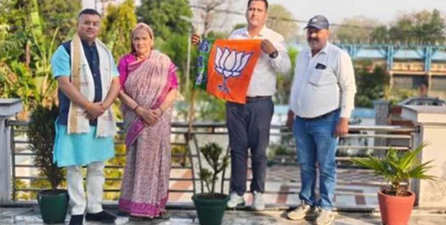 पुष्कर सिंह धामी की माताजी ने आवास पर फहराया भाजपा का झंडा—स्थापना दिवस पर खास उत्साह