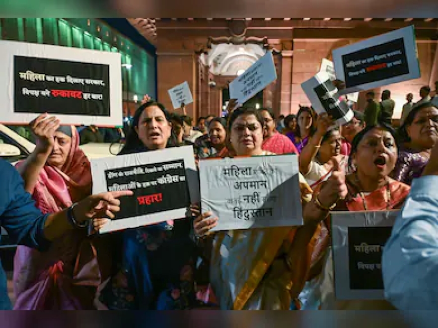 सियासी टकराव तेज—महिला सांसदों का राहुल गांधी के आवास तक मार्च, पुतला दहन