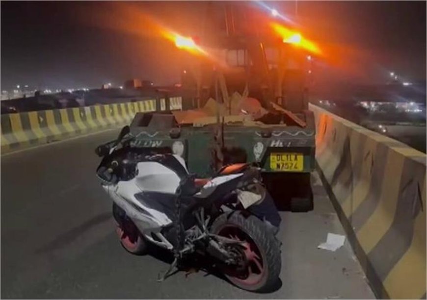 दिल्ली में दर्दनाक हादसा: तेज रफ्तार बाइक फ्लाईओवर की दीवार से टकराई, दो युवकों की मौत