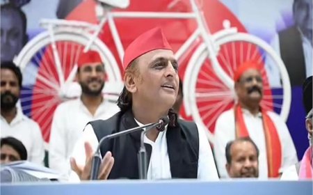 गैस सिलेंडर की कीमत पर सियासी घमासान, अखिलेश यादव का BJP पर तंज—“7 रुपये की राहत या दिखावा?”