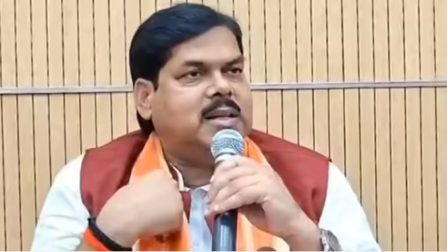 प्रेस कॉन्फ्रेंस में सवाल सुनते ही नाराज़ हुए मंत्री, लोकतांत्रिक प्रदर्शन पर पूछे गए सवाल के बाद बीच में छोड़ी ब्रीफिंग