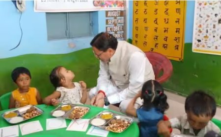 बच्चों के बीच पहुंचे सीएम धामी, अपने हाथों से परोसा भोजन; मातृ-बाल पोषण को बताया प्राथमिकता