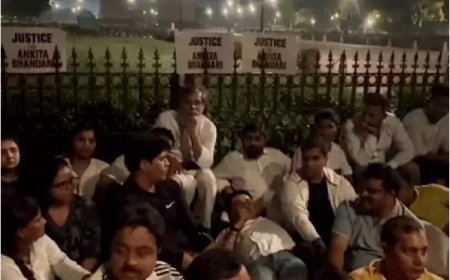 अंकिता भंडारी मर्डर केस में फिर गरमाई सियासत, दिल्ली के इंडिया गेट पर धरने पर बैठे माता-पिता