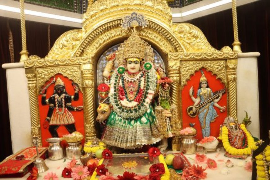 झण्डेवाला देवी मंदिर में माँ कुष्मांडा की भव्य पूजा-अर्चना, अलौकिक श्रृंगार के दर्शन को उमड़े श्रद्धालु